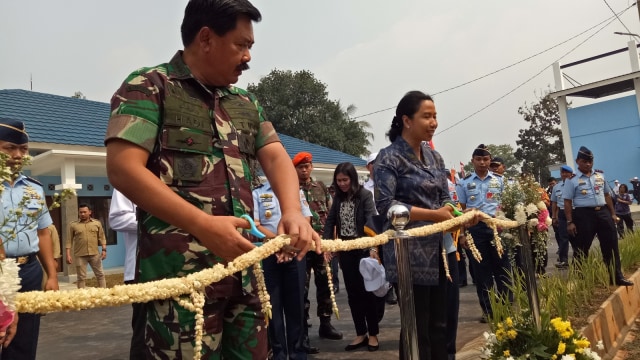 Proses pemotongan pita sebagai peresmian penyerahan rumah dinas pengganti proyek kereta cepat Jakarta-Bandung (Foto: Resya Firmansyah/kumparan)