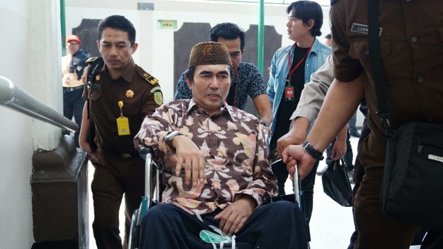 Gatot Brajamusti di PN Jaksel memakai kursi roda. Foto: Jamal ramadhan/kumparan
