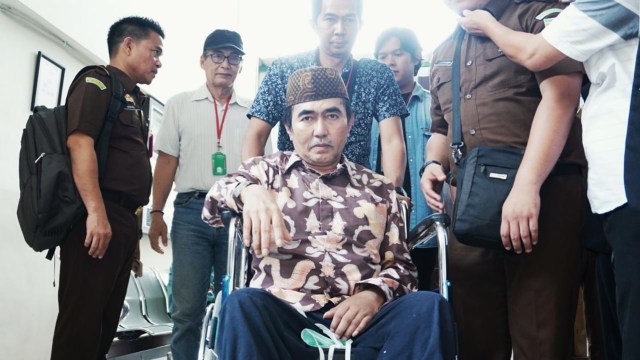 Gatot Brajamusti di PN Jaksel memakai kursi roda. Foto: Jamal ramadhan/kumparan