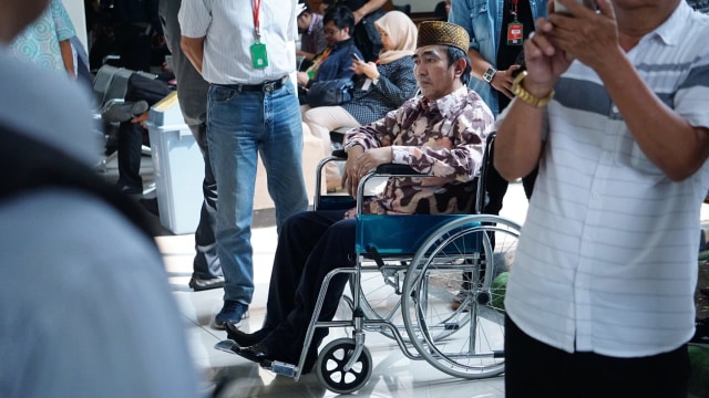Gatot Brajamusti di PN Jaksel memakai kursi roda. Foto: Jamal ramadhan/kumparan