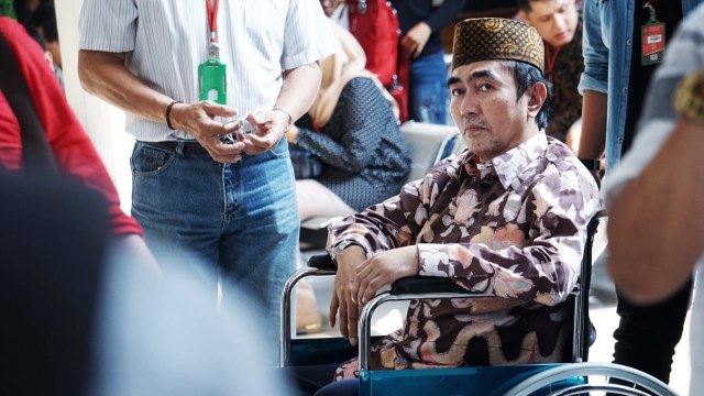 Gatot Brajamusti di PN Jaksel memakai kursi roda. Foto: Jamal ramadhan/kumparan