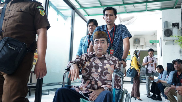 Gatot Brajamusti di PN Jaksel memakai kursi roda. Foto: Jamal ramadhan/kumparan