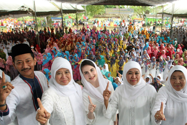 Khofifah Indar Parawansa dan Arumi Bachsin, istri cawagub Emil Dardak, saat berkampanye bersama Muslimat NU. (Foto: ANTARA FOTO/Irfan Anshori)