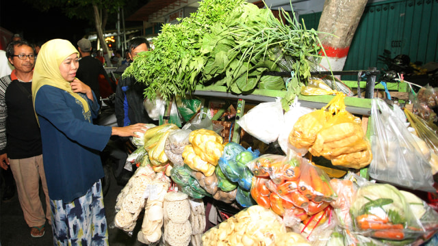 Khofifah Indar Parawansa berbincang dengan pedagang sayur. (Foto: ANTARA FOTO/Irfan Anshori)