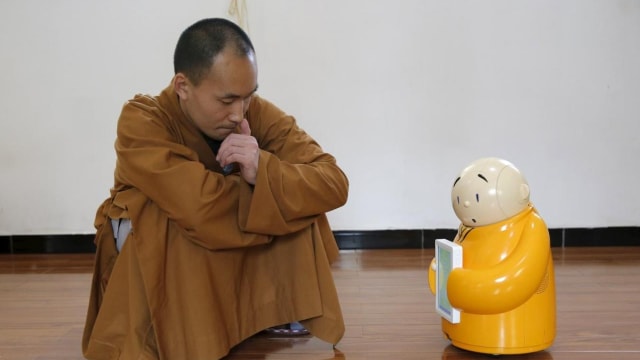 Robot Biksu di Kuil Longquan, China. (Foto: Kim Kyung-Hoon/Reuters)