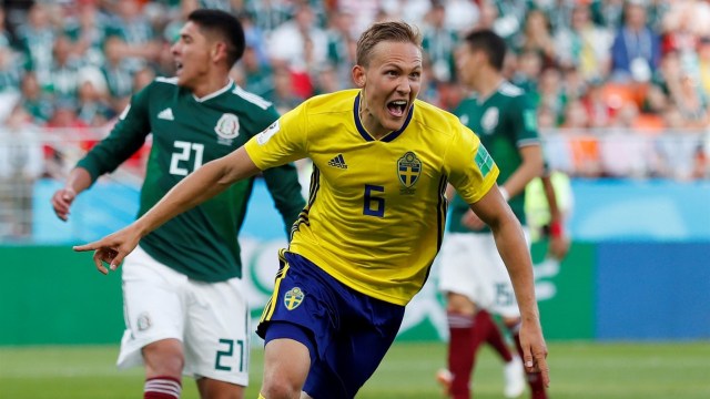 Selebrasi bek kiri Swedia, Ludwig Augustinsson, usai mencetak gol ke gawang Meksiko. (Foto: Reuters/Andrew Couldridge)