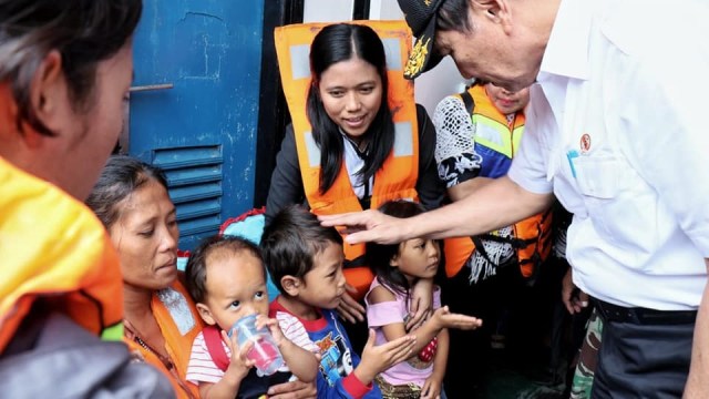 Luhut berdialog dengan korban Kapal KM Sinar Bangun (Foto: Facebook: Luhut Binsar Pandjaitan)