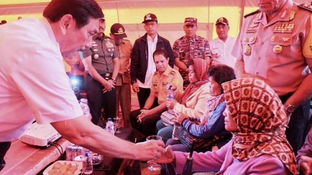 Luhut berdialog dengan korban Kapal KM Sinar Bangun (Foto: Facebook: Luhut Binsar Pandjaitan)