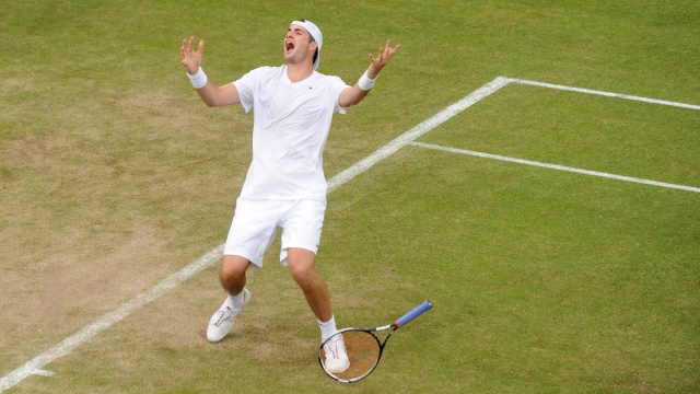 John Isner menangi laga vs Nicolas Mahut. (Foto: BEN STANSALL / AFP)