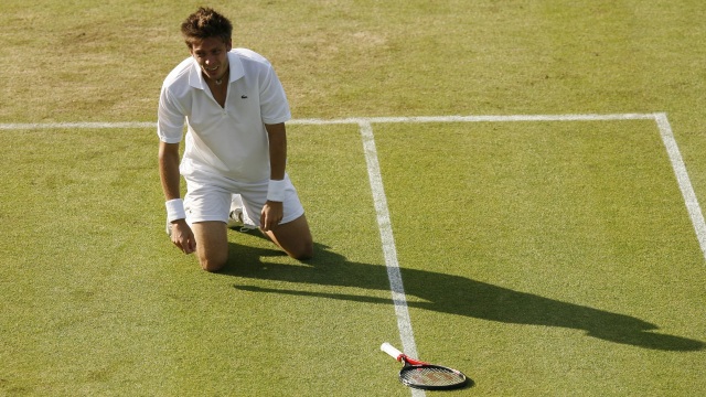 Mahut di akhir laga vs Isner. (Foto: ADRIAN DENNIS / AFP)