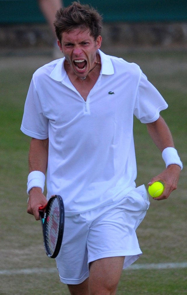 Mahut di laga vs Isner. (Foto: ADRIAN DENNIS / AFP)