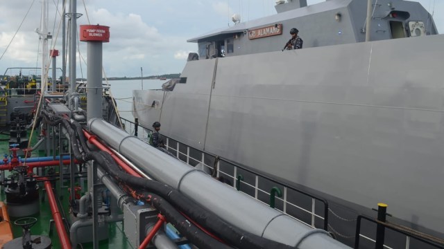 TNI AL Tangkap Kapal Tangker Tanpa Izin. (Foto: Dispen Koarmada I)