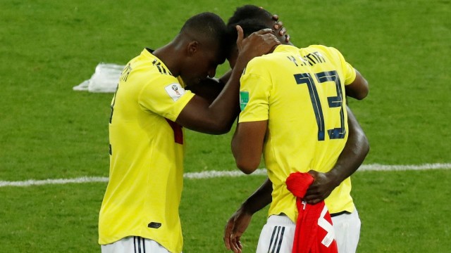 Yerry Mina menangis. (Foto: REUTERS/Christian Hartmann)