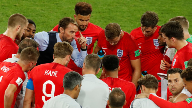 Southgate memberi arahan kepada pemain Inggris. (Foto: REUTERS/Christian Hartmann)