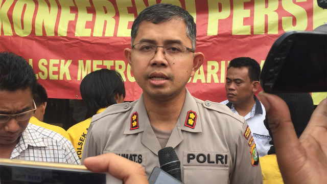 Polisi tunjukan barang bukti usai tangkap dua jambret di Penjaringan. (Foto: Fachrul Irwinsyah/kumparan)