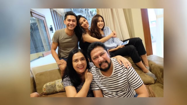 Lydia Kandou dan keluarga (Foto: Instagram/lydiakandou_)