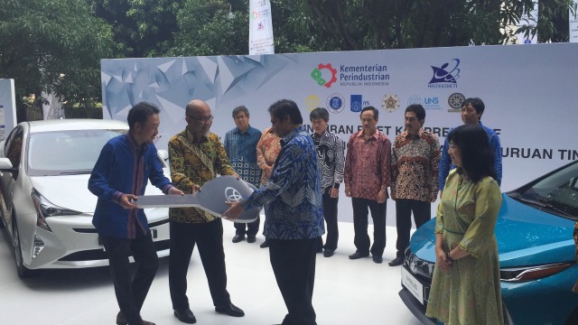 Penyerahan unit mobil hybrid ke pemerintah (Foto: Aditya Pratama Niagara/kumparanOTO)