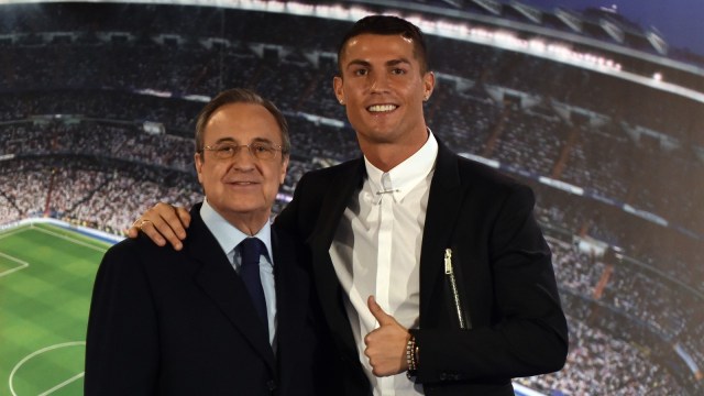 Cristiano Ronaldo berpose bersama Florentino Perez pada 2016. (Foto: AFP/Gerard Julien)