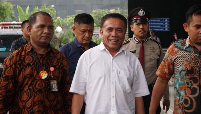 Gubernur Aceh, Irwandi Yusuf, tiba di KPK. (Foto: Fanny Kusumawardhani/kumparan)