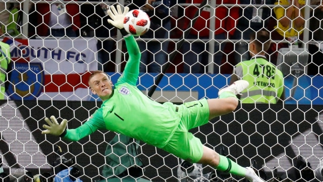 Pickford menyelamatkan penalti Carlos Bacca. Foto: Reuters/Kai Pfaffenbach