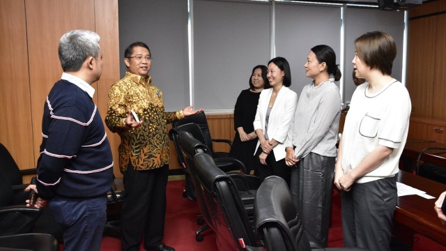 Menkominfo Rudiantara dan manajemen Tik Tok. (Foto: Kemkominfo/Twitter)