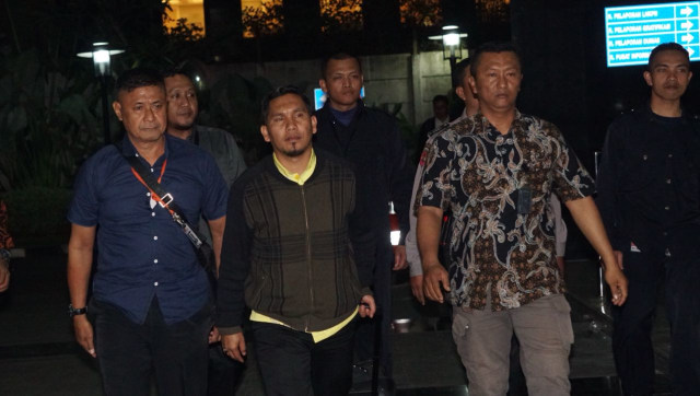 Bupati Bener Meriah, Ahmadi tiba di KPK (Foto: Fanny kusumawardhani/kumparan)