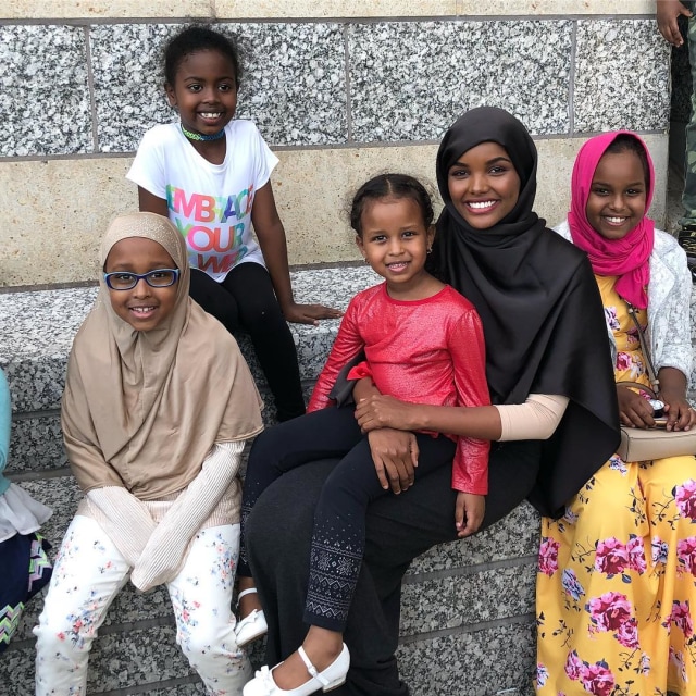 Halima Aden saat mengunjungi kamp pengungsian di Kenya (Foto: Instagram @halima)