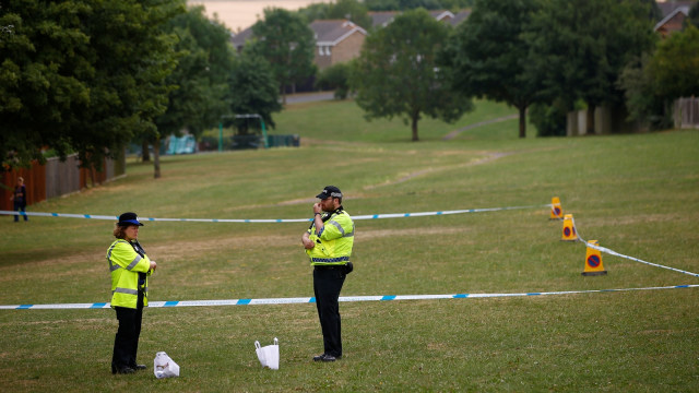 Petugas polisi berjaga di sekitar gereja Baptis Amesbury setelah dua orang dirawat di rumah sakit akibat racun skripal (Foto: REUTERS / Henry Nicholls)