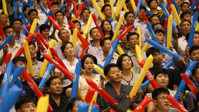 Warga Korea Utara menyaksikan pertandingan persahabatan antara tim Basket Korea Utara VS Korea Selatan. Foto: Korea Pool / Yonhap
