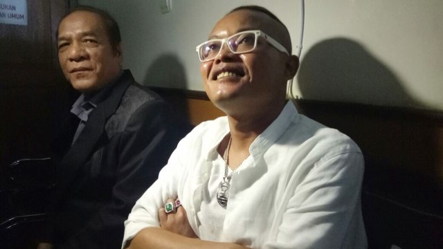 Pelawak, Entis Sutisna yang dikenal dengan nama Sule (kanan) tiba di Pengadilan AgamaCimahi, Jawa Barat. (Foto: Mustika Sari/kumparan)