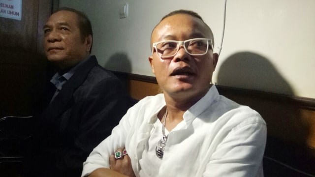 Pelawak, Entis Sutisna yang dikenal dengan nama Sule (kanan) tiba di Pengadilan AgamaCimahi, Jawa Barat. (Foto: Mustika Sari/kumparan)