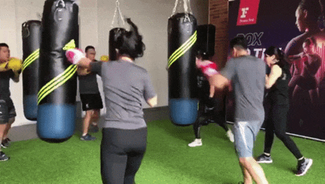 Sesi boxing menggunakan samsak dan sarung tinju.  (Foto: Dok. Stephanie Elia)
