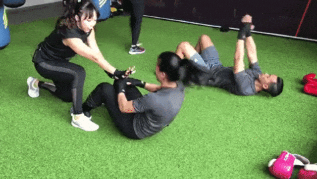 Sesi functional training. Sit up berguna untuk memperkuat otot perut.  (Foto: Dok. Stephanie Elia)