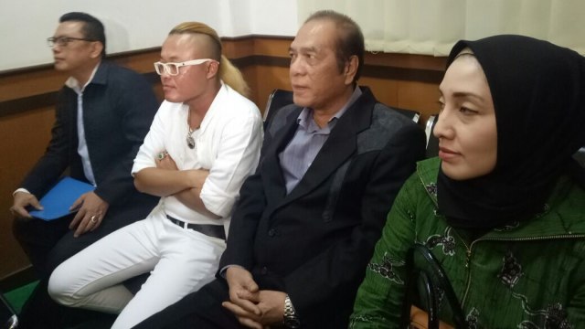 Pelawak, Entis Sutisna atau Sule (kedua dari kiri) hadir di Pengadilan Agama Cimahi, Jawa Barat. (Foto: Mustika Sari/kumparan)