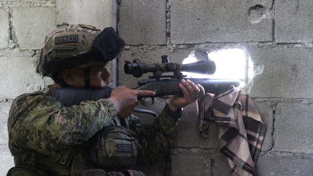 Tentara Filipina melawan ISIS di Mindanao (Foto: Reuters/Armed Forces of the Philippines)