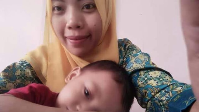 Ibu Rini dan anaknya. (Foto: Facebook/Ina Anas)