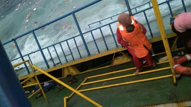 Ibu Rini dan anaknya di KM Lestari Maju. (Foto: Facebook/Ina Anas)