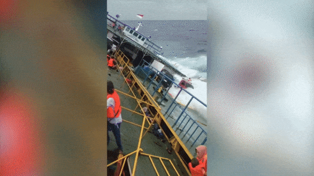 Ibu Rini dan anaknya di KM Lestari Maju. (Foto: Facebook/Thamrin Ghazy)