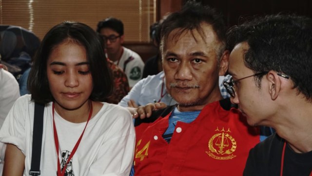 Tio Pakusadewo menemui kedua anaknya sebelum melakukan sidang di Pengadilan Negeri, Jakarta Selatan. (Foto:  Fitra Andrianto/kumparan)
