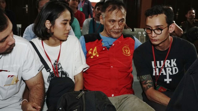 Tio Pakusadewo menemui kedua anaknya sebelum melakukan sidang di Pengadilan Negeri, Jakarta Selatan. (Foto:  Fitra Andrianto/kumparan)