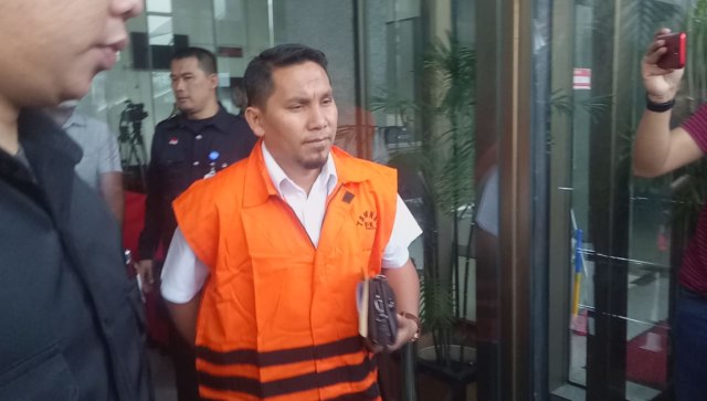 KPK melakukan penahanan terhadap Bupati Bener Meriah, Ahmadi (Foto: Adhim Mugni/kumparan)