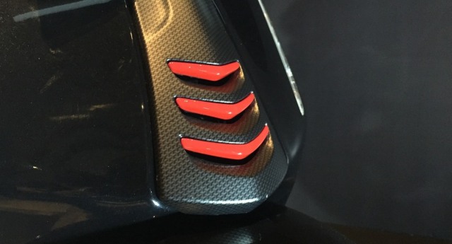 Detail karbon Vespa Sprint edisi terbatas (Foto: Aditya Pratama Niagara/kumparanOTO)