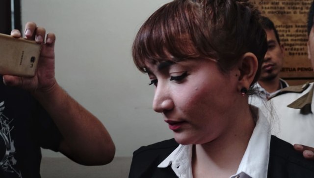 Roro Fitria sempat menangis usai persidangan. (Foto: Fitra Andrianto/kumparan)
