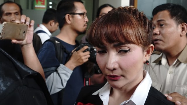 Roro Fitria sempat menangis usai persidangan. Foto: Fitra Andrianto/kumparan