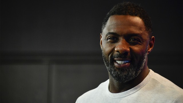 Aktor Inggris, sutradara dan produser eksekutif Idris Elba berpose saat ia tiba menghadirkan film "Yardie" di festival film Berlinale, Berlin. (Foto:  AFP PHOTO / John Macdougall)