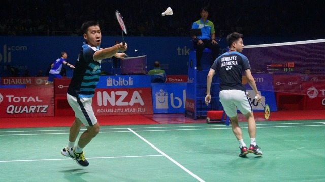 Pebulu tangkis Indonesia, Marcus Fernaldi Gideon dan Kevin Sanjaya Sukamuljo, pada Turnamen Bulu Tangkis Blibli Indonesian Open 2018 di Istora Senayan, Jakarta, kamis (5/7). (Foto: Irfan Adi Saputra/kumparan)