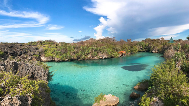 Danau Weekuri, danau indah di tepi laut. (Foto: Wikimedia Commons)