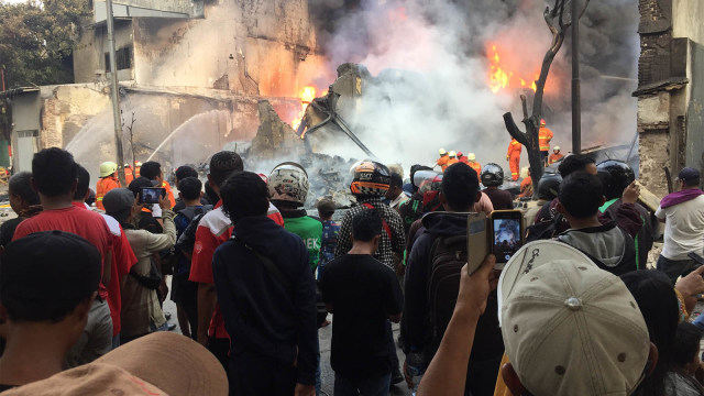 Kebakaran gudang kimia di Kampung Bandan, Jakarta Utara menjadi tontonan warga.  (Foto: Fachrul Irwinsyah/kumparan)