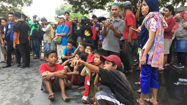 Kebakaran gudang kimia di Kampung Bandan, Jakarta Utara menjadi tontonan warga.  (Foto: Fachrul Irwinsyah/kumparan)