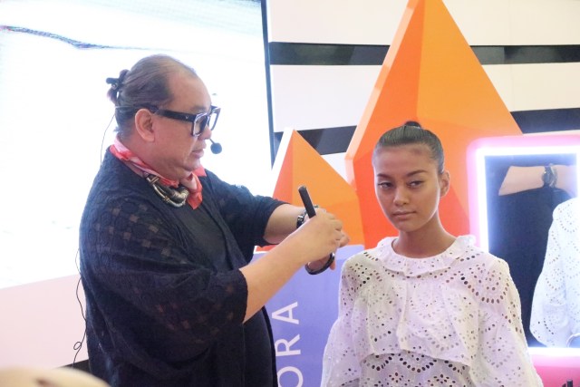 Makeup artist Qiqi Franky menjelaskan tentang highlighter (Foto: dok. Intan Kemala Sari/kumparan)